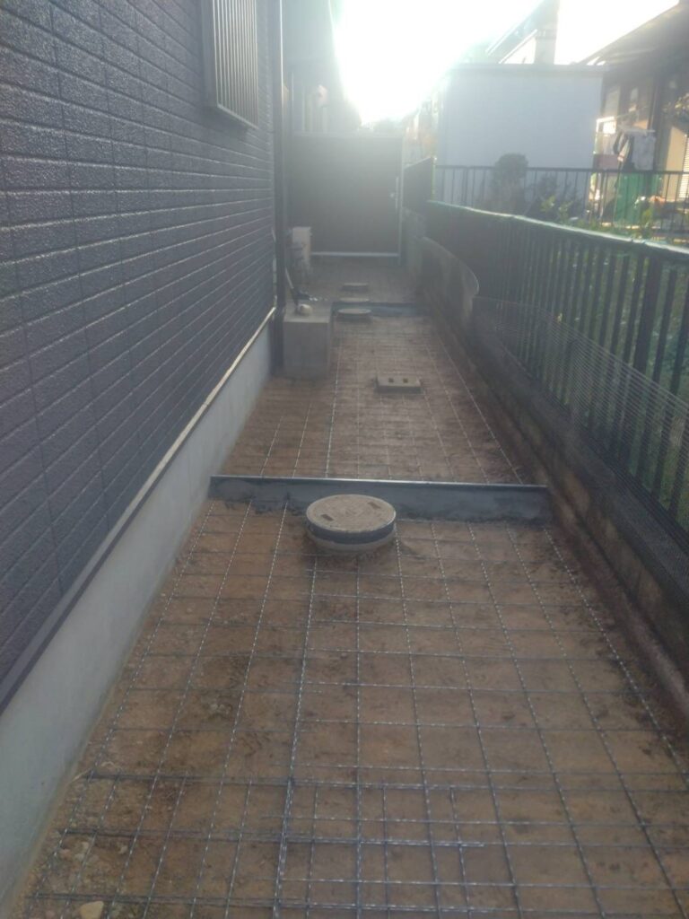 施工前の建物まわり②　花壇・砂利・雑草の状態