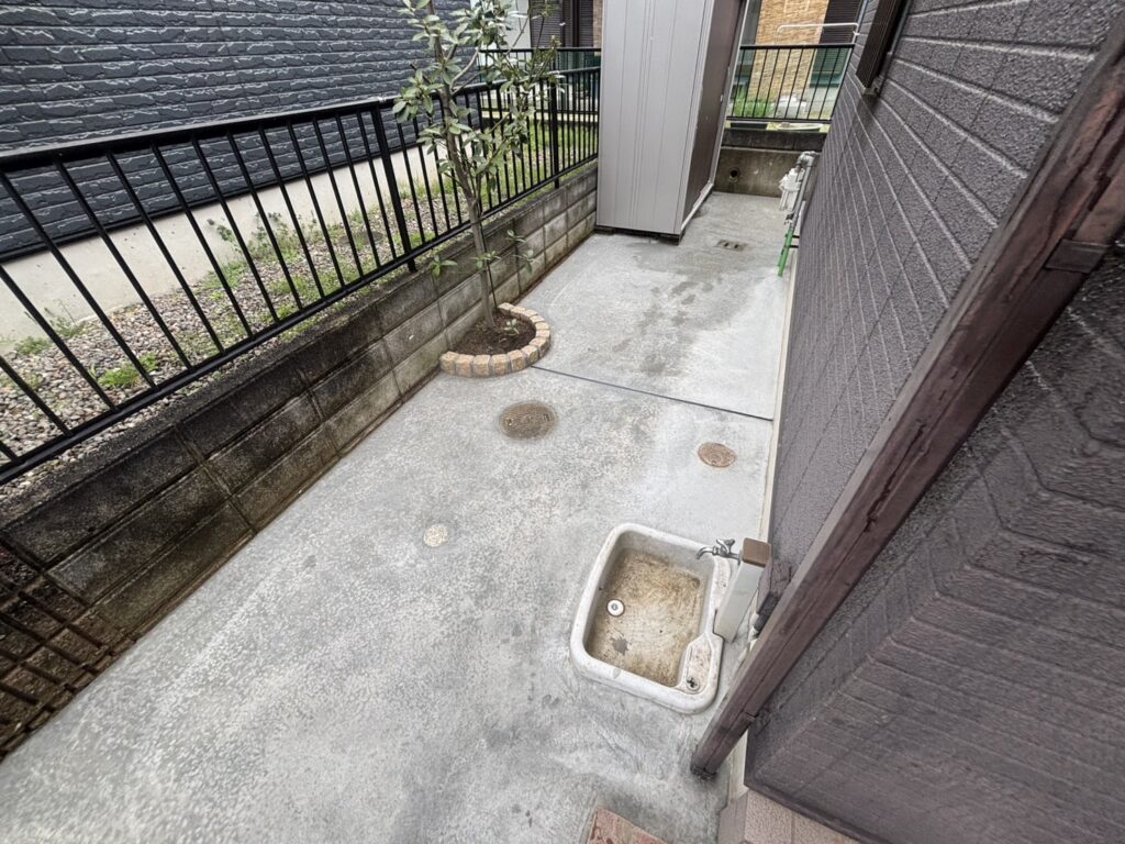 施工後の建物まわり②　ピンコロ石花壇とコンクリートの仕上がり